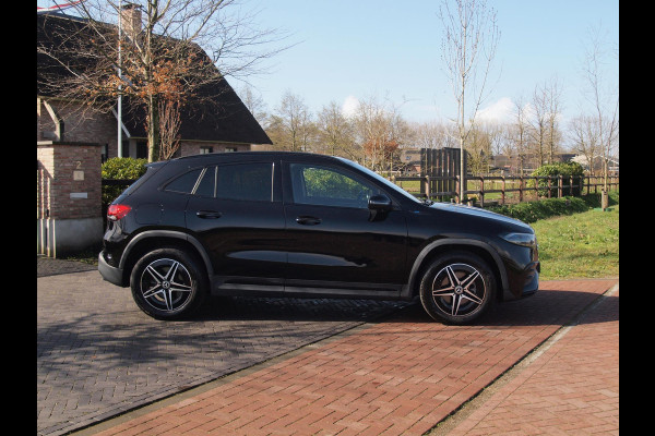 Mercedes-Benz EQA 250 Business Solution AMG 67 kWh | SOH 99% | Sfeerverlichting | 14.000 KM | NL-Auto | Nieuwstaat |