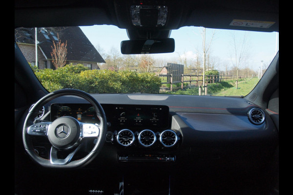 Mercedes-Benz EQA 250 Business Solution AMG 67 kWh | SOH 99% | Sfeerverlichting | 14.000 KM | NL-Auto | Nieuwstaat |
