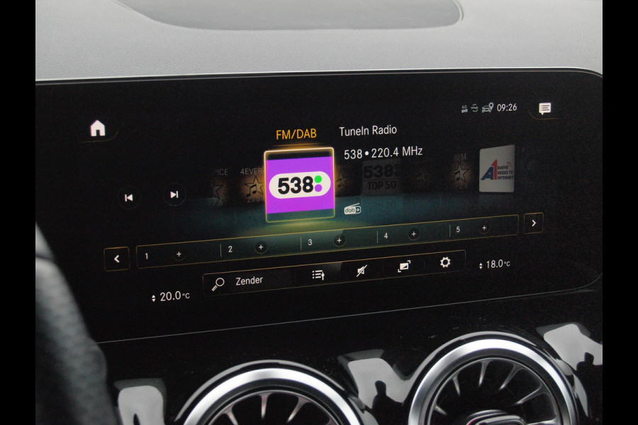 Mercedes-Benz EQA 250 Business Solution AMG 67 kWh | SOH 99% | Sfeerverlichting | 14.000 KM | NL-Auto | Nieuwstaat |