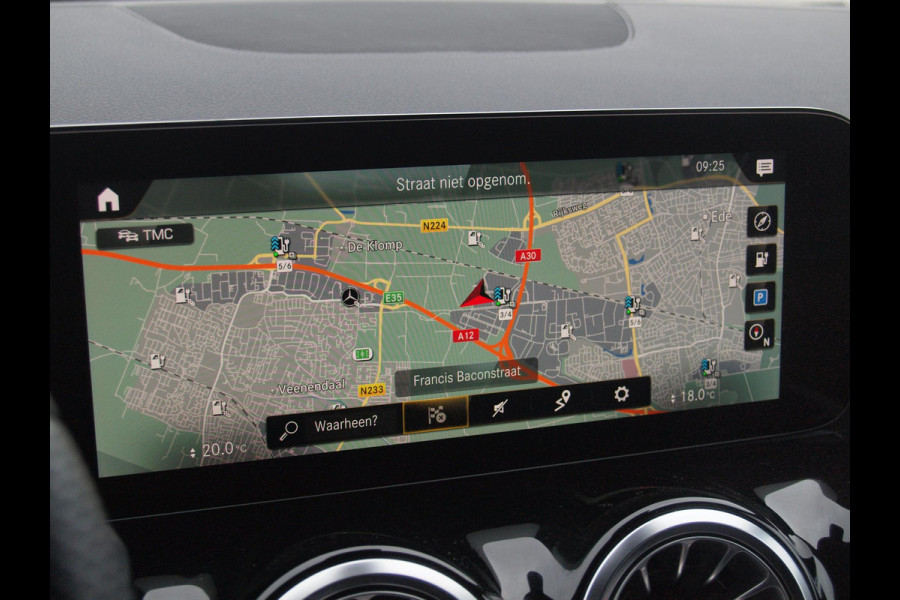 Mercedes-Benz EQA 250 Business Solution AMG 67 kWh | SOH 99% | Sfeerverlichting | 14.000 KM | NL-Auto | Nieuwstaat |