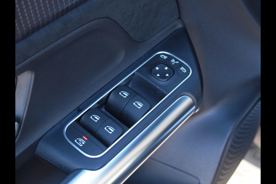 Mercedes-Benz EQA 250 Business Solution AMG 67 kWh | SOH 99% | Sfeerverlichting | 14.000 KM | NL-Auto | Nieuwstaat |