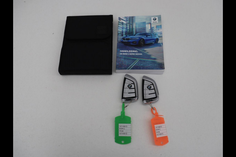 BMW 3-serie 320i High Executive Edition | Panoramadak | Leder | Stoel & Stuurverwarming | Adaptive Cruise | Sfeerverlichting