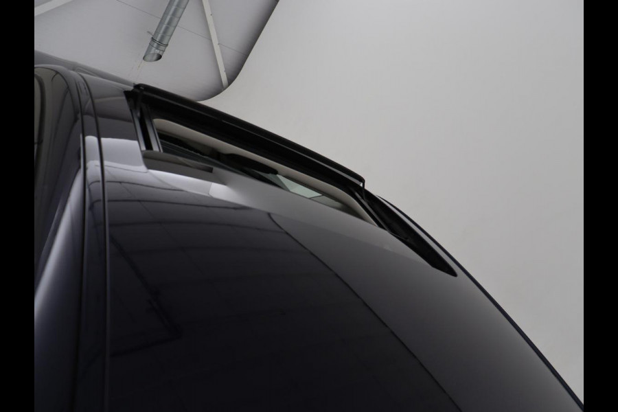 BMW 3-serie 320i High Executive Edition | Panoramadak | Leder | Stoel & Stuurverwarming | Adaptive Cruise | Sfeerverlichting