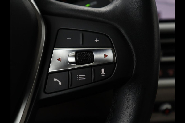 BMW 3-serie 320i High Executive Edition | Panoramadak | Leder | Stoel & Stuurverwarming | Adaptive Cruise | Sfeerverlichting