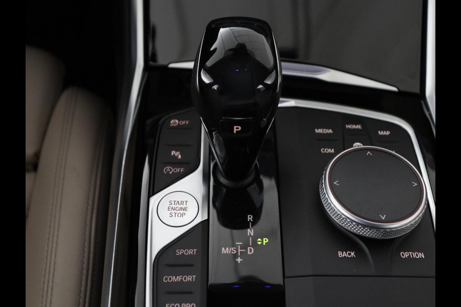 BMW 3-serie 320i High Executive Edition | Panoramadak | Leder | Stoel & Stuurverwarming | Adaptive Cruise | Sfeerverlichting