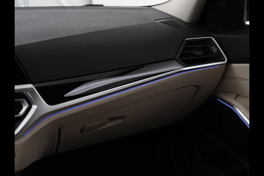BMW 3-serie 320i High Executive Edition | Panoramadak | Leder | Stoel & Stuurverwarming | Adaptive Cruise | Sfeerverlichting