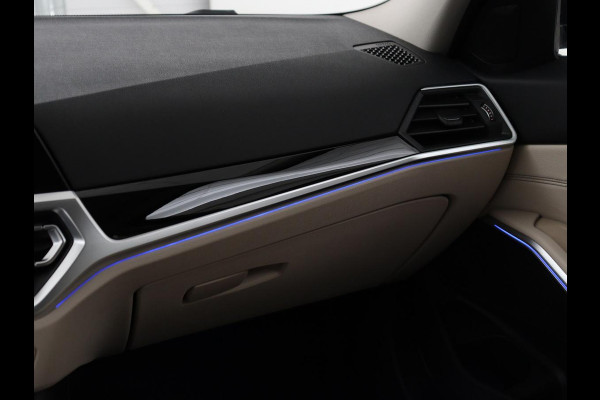 BMW 3-serie 320i High Executive Edition | Panoramadak | Leder | Stoel & Stuurverwarming | Adaptive Cruise | Sfeerverlichting