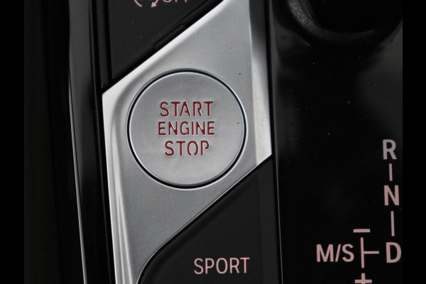 BMW 3-serie 320i High Executive Edition | Panoramadak | Leder | Stoel & Stuurverwarming | Adaptive Cruise | Sfeerverlichting