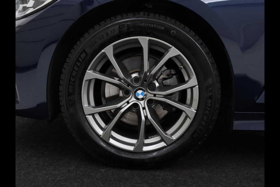 BMW 3-serie 320i High Executive Edition | Panoramadak | Leder | Stoel & Stuurverwarming | Adaptive Cruise | Sfeerverlichting