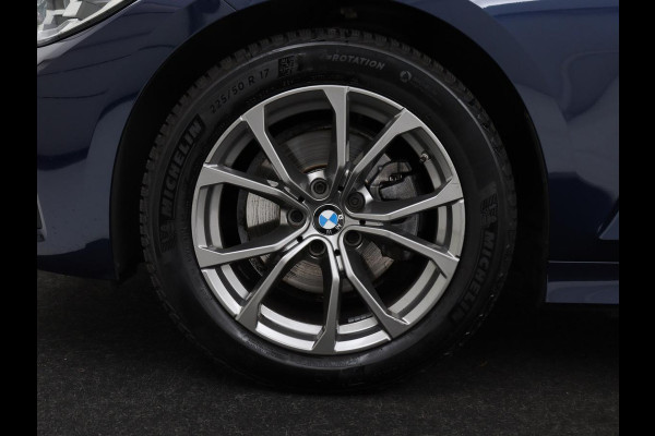 BMW 3-serie 320i High Executive Edition | Panoramadak | Leder | Stoel & Stuurverwarming | Adaptive Cruise | Sfeerverlichting