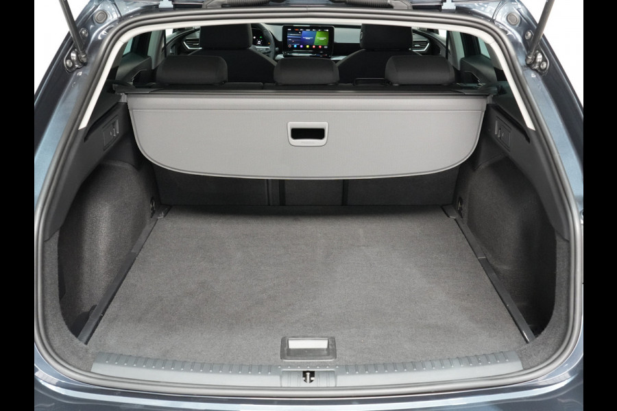 Seat Leon Sportstourer 1.5 eTSI 150pk DSG Style Business Intense Trekhaak Navigatie Camera Parkass. Android/Carplay