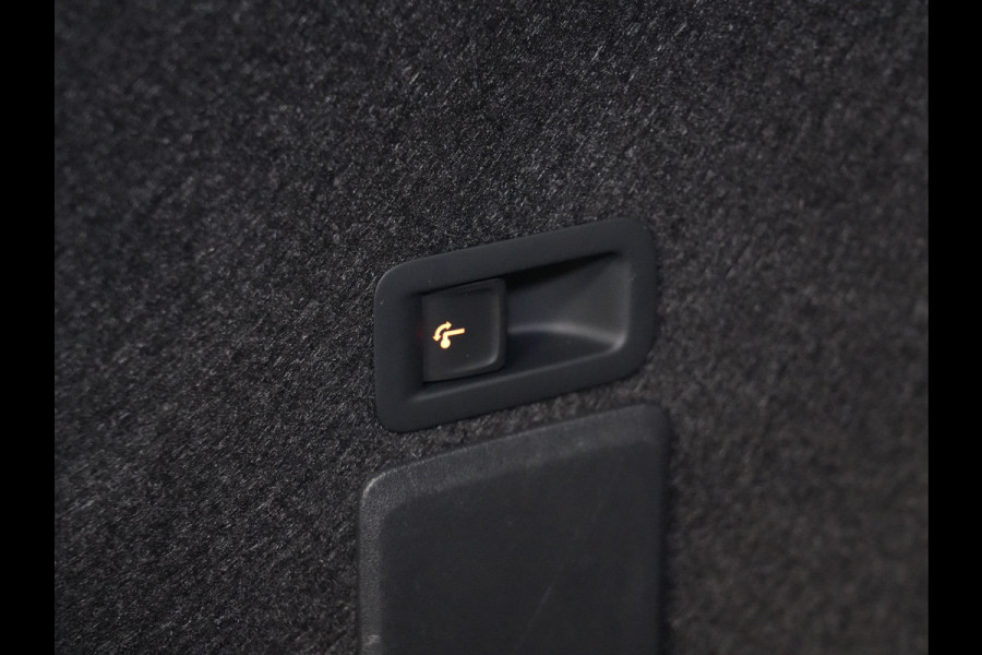 Seat Leon Sportstourer 1.5 eTSI 150pk DSG Style Business Intense Trekhaak Navigatie Camera Parkass. Android/Carplay