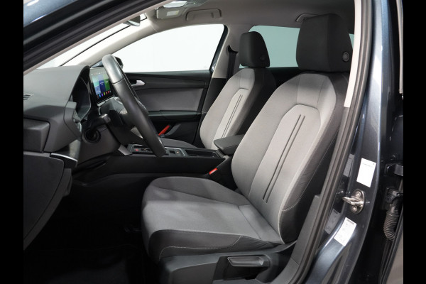 Seat Leon Sportstourer 1.5 eTSI 150pk DSG Style Business Intense Trekhaak Navigatie Camera Parkass. Android/Carplay