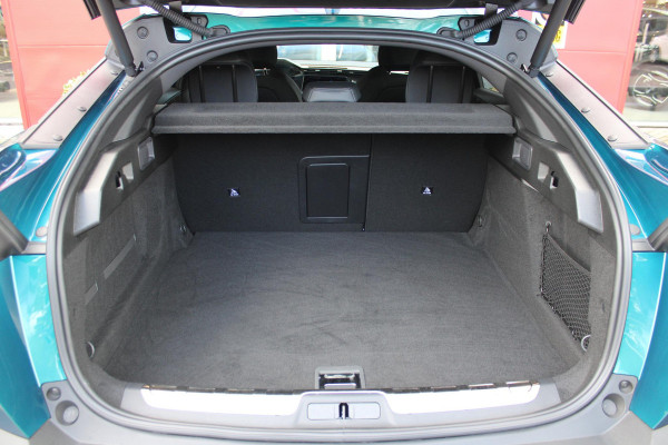Peugeot e-408 GT AVANTAGE 58 kWh | PANORAMISCH SCHUIF/KANTEL DAK | ELEKTRISCH BEDIENBARE VOORSTOELEN | STOEL/STUUR VERWARMING | MASSAGE FUNCTIE OP DE VOORSTOELEN | FOCAL AUDIO SYSTEEM | ALCANTARA/LEDEREN BEKLEDING | 360° CAMERA | PARKEERSENSOREN VOOR + ACHTER | ELEKTRISCH BEDIENBARE ACHTERKLEP | SFEER VERLICHTING | KEYLESS ENTRY/START | 19" LICHTMETALEN VELGEN | DODEHOEK DETECTIE | ADAPTIVE CRUISE CONTROL | APPLE CARPLAY/ANDROID AUTO DRAADLOOS | DRAADLOOS TELEFOONLADEN |