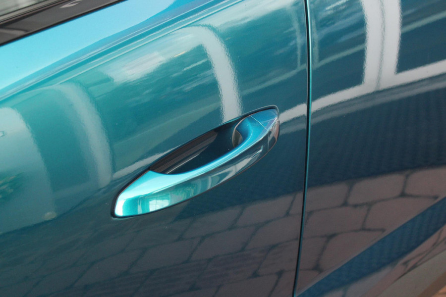 Peugeot e-408 GT AVANTAGE 58 kWh | PANORAMISCH SCHUIF/KANTEL DAK | ELEKTRISCH BEDIENBARE VOORSTOELEN | STOEL/STUUR VERWARMING | MASSAGE FUNCTIE OP DE VOORSTOELEN | FOCAL AUDIO SYSTEEM | ALCANTARA/LEDEREN BEKLEDING | 360° CAMERA | PARKEERSENSOREN VOOR + ACHTER | ELEKTRISCH BEDIENBARE ACHTERKLEP | SFEER VERLICHTING | KEYLESS ENTRY/START | 19" LICHTMETALEN VELGEN | DODEHOEK DETECTIE | ADAPTIVE CRUISE CONTROL | APPLE CARPLAY/ANDROID AUTO DRAADLOOS | DRAADLOOS TELEFOONLADEN |