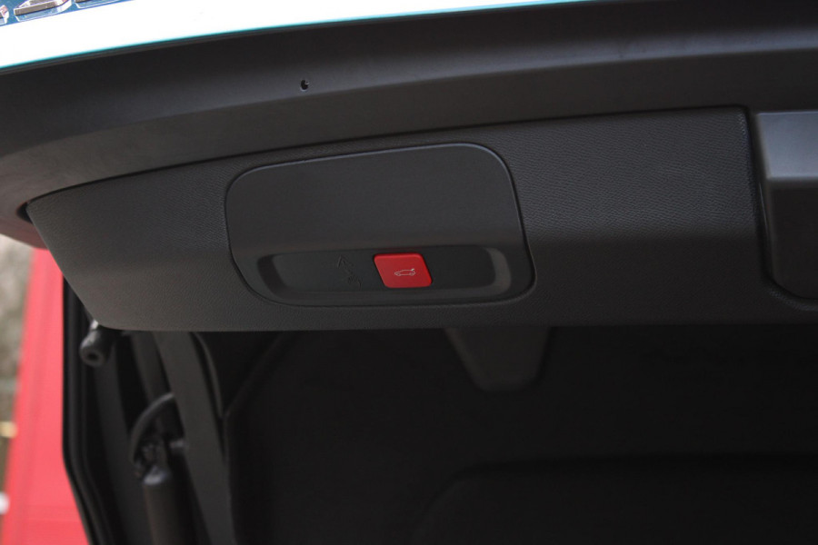 Peugeot e-408 GT AVANTAGE 58 kWh | PANORAMISCH SCHUIF/KANTEL DAK | ELEKTRISCH BEDIENBARE VOORSTOELEN | STOEL/STUUR VERWARMING | MASSAGE FUNCTIE OP DE VOORSTOELEN | FOCAL AUDIO SYSTEEM | ALCANTARA/LEDEREN BEKLEDING | 360° CAMERA | PARKEERSENSOREN VOOR + ACHTER | ELEKTRISCH BEDIENBARE ACHTERKLEP | SFEER VERLICHTING | KEYLESS ENTRY/START | 19" LICHTMETALEN VELGEN | DODEHOEK DETECTIE | ADAPTIVE CRUISE CONTROL | APPLE CARPLAY/ANDROID AUTO DRAADLOOS | DRAADLOOS TELEFOONLADEN |