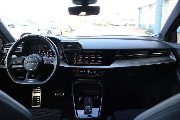 Audi A3 Limousine 30 TFSI S edition 19'' Lichtmetalen Velgen | Adaptive Cruise Control | Climate Control | Navigatie | Parkeersensoren |