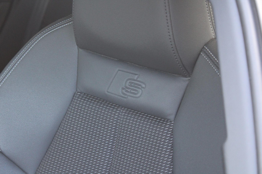 Audi A3 Limousine 30 TFSI S edition 19'' Lichtmetalen Velgen | Adaptive Cruise Control | Climate Control | Navigatie | Parkeersensoren |