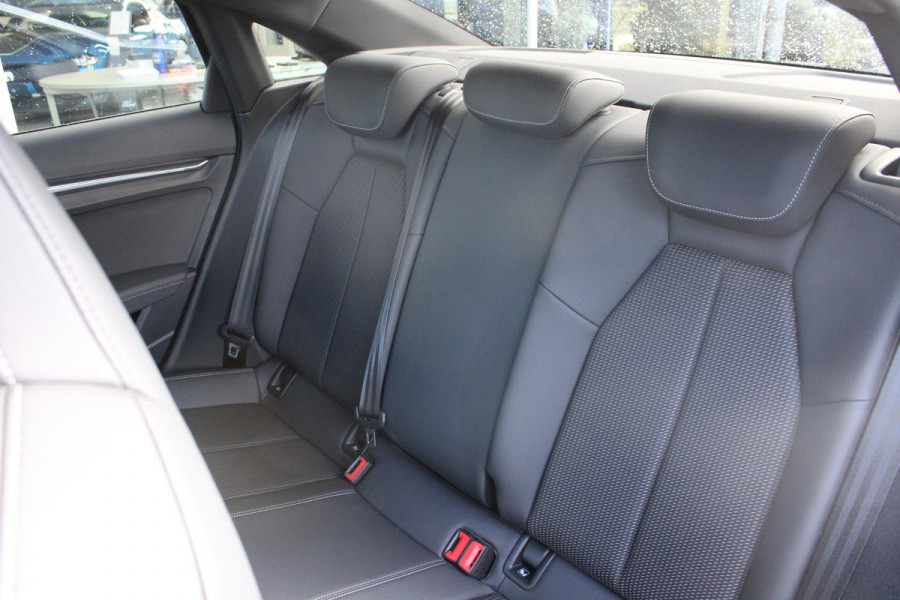 Audi A3 Limousine 30 TFSI S edition 19'' Lichtmetalen Velgen | Adaptive Cruise Control | Climate Control | Navigatie | Parkeersensoren |