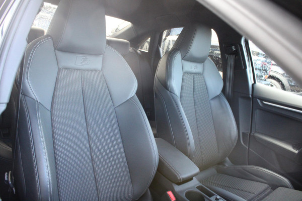 Audi A3 Limousine 30 TFSI S edition 19'' Lichtmetalen Velgen | Adaptive Cruise Control | Climate Control | Navigatie | Parkeersensoren |