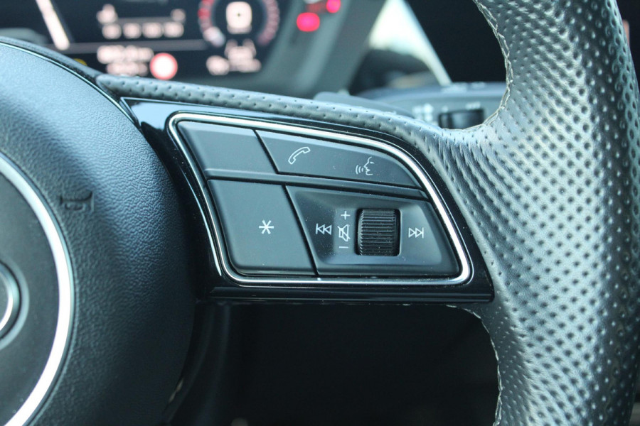 Audi A3 Limousine 30 TFSI S edition 19'' Lichtmetalen Velgen | Adaptive Cruise Control | Climate Control | Navigatie | Parkeersensoren |