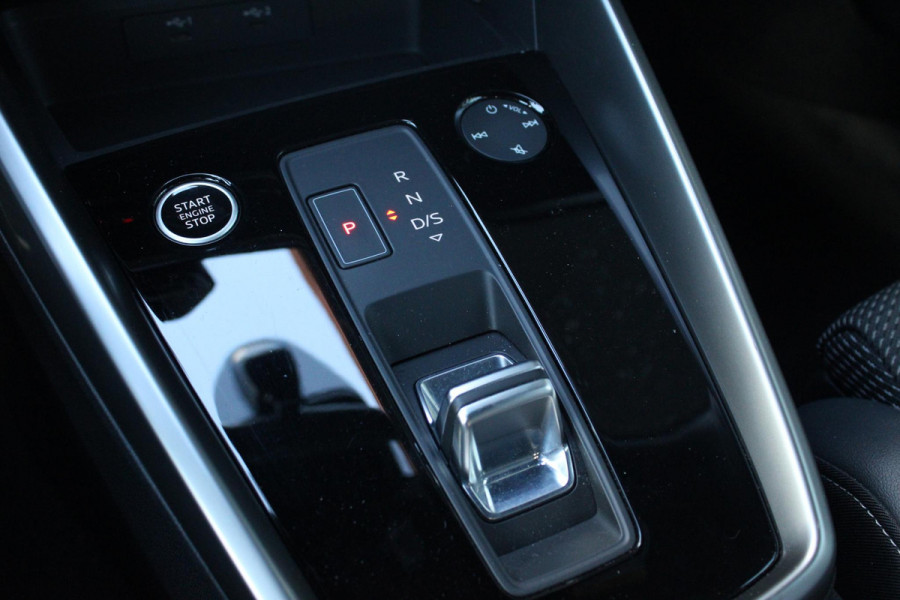 Audi A3 Limousine 30 TFSI S edition 19'' Lichtmetalen Velgen | Adaptive Cruise Control | Climate Control | Navigatie | Parkeersensoren |