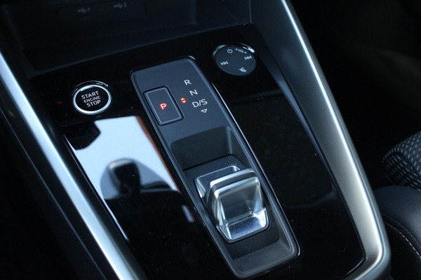 Audi A3 Limousine 30 TFSI S edition 19'' Lichtmetalen Velgen | Adaptive Cruise Control | Climate Control | Navigatie | Parkeersensoren |