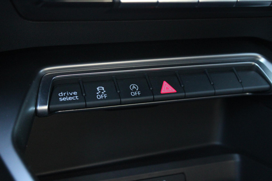 Audi A3 Limousine 30 TFSI S edition 19'' Lichtmetalen Velgen | Adaptive Cruise Control | Climate Control | Navigatie | Parkeersensoren |