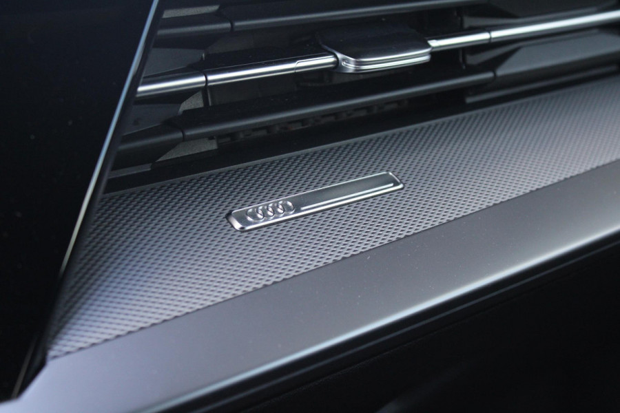 Audi A3 Limousine 30 TFSI S edition 19'' Lichtmetalen Velgen | Adaptive Cruise Control | Climate Control | Navigatie | Parkeersensoren |