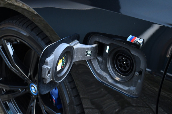 BMW 3 Serie Touring 330e M-Sport Pro Pano M-zetels ACC HUD HiFi 19inch
