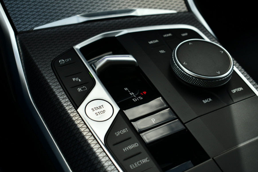 BMW 3 Serie Touring 330e M-Sport Pro Pano M-zetels ACC HUD HiFi 19inch