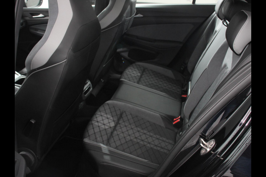 Volkswagen Golf 1.5 eTSI R-Line | Climate Control | Apple carplay/ Andriod Auto | Achteruitrij camera | Parkeersensoren | Sfeerverlichting | Lichtmetalen velgen | Led lampen