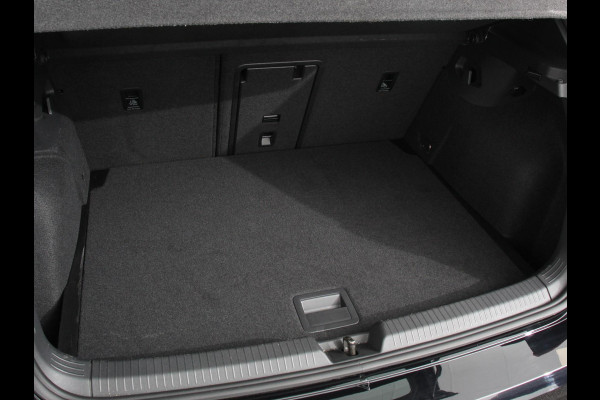 Volkswagen Golf 1.5 eTSI R-Line | Climate Control | Apple carplay/ Andriod Auto | Achteruitrij camera | Parkeersensoren | Sfeerverlichting | Lichtmetalen velgen | Led lampen