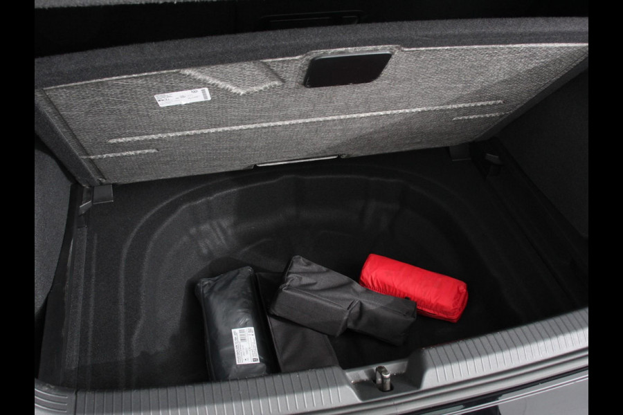 Volkswagen Golf 1.5 eTSI R-Line | Climate Control | Apple carplay/ Andriod Auto | Achteruitrij camera | Parkeersensoren | Sfeerverlichting | Lichtmetalen velgen | Led lampen