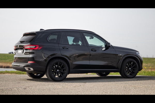 BMW X5 xDrive45e CARPLAY / CAMERA / DEALER ONDERHOUDEN /  LEER / STOELVERWARMING / BLACK ON BLACK
