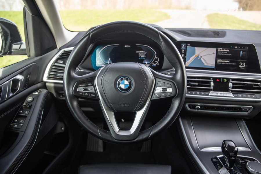 BMW X5 xDrive45e CARPLAY / CAMERA / DEALER ONDERHOUDEN /  LEER / STOELVERWARMING / BLACK ON BLACK