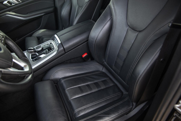 BMW X5 xDrive45e CARPLAY / CAMERA / DEALER ONDERHOUDEN /  LEER / STOELVERWARMING / BLACK ON BLACK