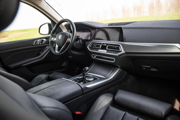 BMW X5 xDrive45e CARPLAY / CAMERA / DEALER ONDERHOUDEN /  LEER / STOELVERWARMING / BLACK ON BLACK