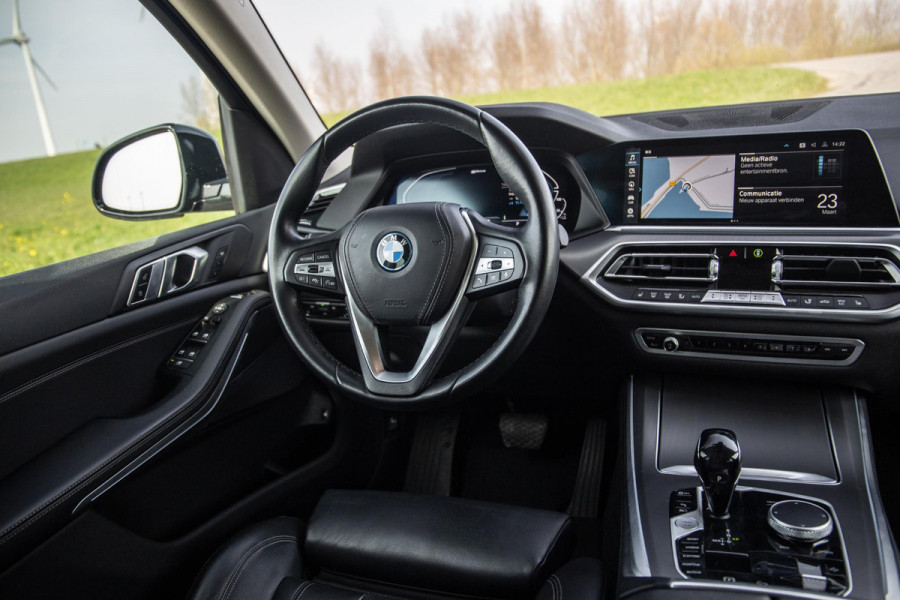 BMW X5 xDrive45e CARPLAY / CAMERA / DEALER ONDERHOUDEN /  LEER / STOELVERWARMING / BLACK ON BLACK