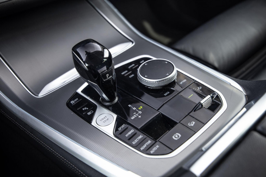 BMW X5 xDrive45e CARPLAY / CAMERA / DEALER ONDERHOUDEN /  LEER / STOELVERWARMING / BLACK ON BLACK