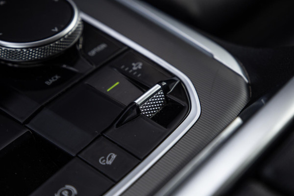 BMW X5 xDrive45e CARPLAY / CAMERA / DEALER ONDERHOUDEN /  LEER / STOELVERWARMING / BLACK ON BLACK