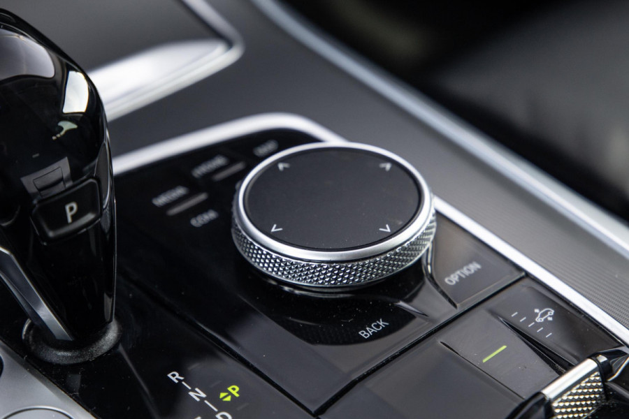 BMW X5 xDrive45e CARPLAY / CAMERA / DEALER ONDERHOUDEN /  LEER / STOELVERWARMING / BLACK ON BLACK