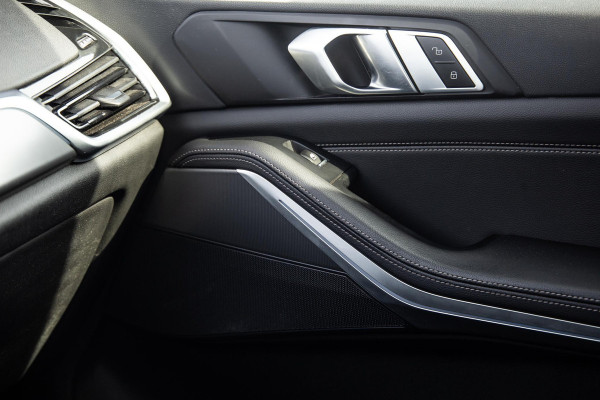 BMW X5 xDrive45e CARPLAY / CAMERA / DEALER ONDERHOUDEN /  LEER / STOELVERWARMING / BLACK ON BLACK