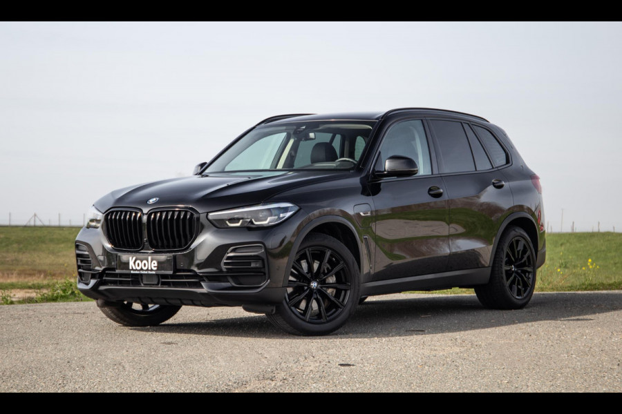 BMW X5 xDrive45e CARPLAY / CAMERA / DEALER ONDERHOUDEN /  LEER / STOELVERWARMING / BLACK ON BLACK