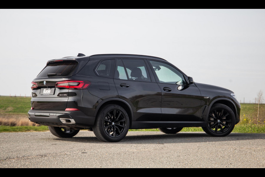 BMW X5 xDrive45e CARPLAY / CAMERA / DEALER ONDERHOUDEN /  LEER / STOELVERWARMING / BLACK ON BLACK