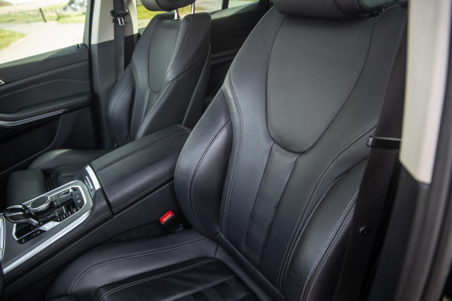 BMW X5 xDrive45e CARPLAY / CAMERA / DEALER ONDERHOUDEN /  LEER / STOELVERWARMING / BLACK ON BLACK