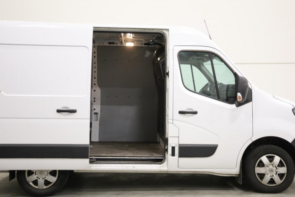 Renault Master T35 2.3 dCi 135PK L1/H2 CAMERA NAVI AIRCO CRUISE CONTROL PDC Lease v/a €132,- p.m. INRUIL MOGELIJK