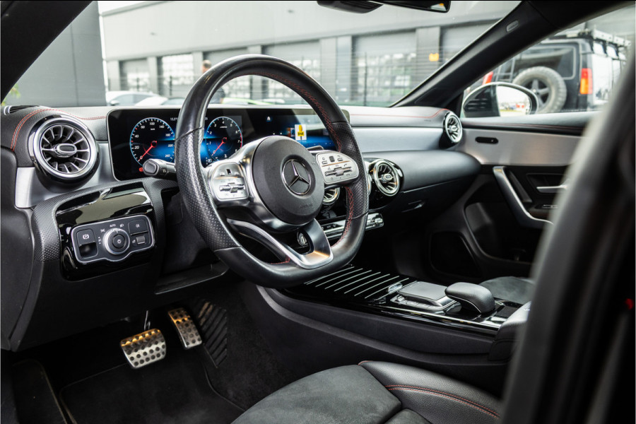 Mercedes-Benz CLA-Klasse CLA250 Premium Plus - AMG Line | Panorama | Camera | Stoelverwarming