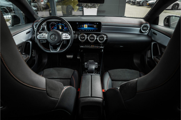 Mercedes-Benz CLA-Klasse CLA250 Premium Plus - AMG Line | Panorama | Camera | Stoelverwarming