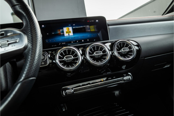 Mercedes-Benz CLA-Klasse CLA250 Premium Plus - AMG Line | Panorama | Camera | Stoelverwarming
